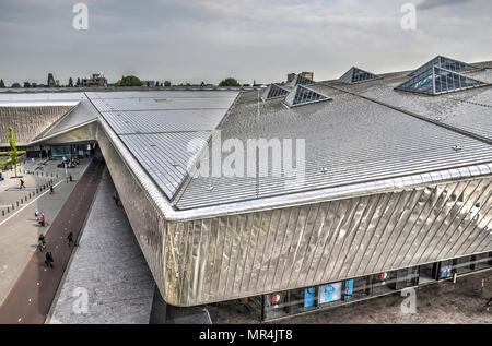 Rotterdam, Paesi Bassi, 18 Maggio 2016: il tetto in acciaio inossidabile della nuova stazione centrale visto da un insolito, leggermente sopraelevata viewpoint Foto Stock