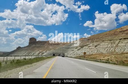 Avvicinando un tunnel sotto una butte lungo la Interstate 80, Green River, Wyoming Foto Stock