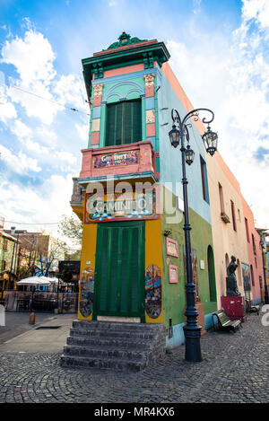 Caminito street a Buenos Aires, Argentina: il quartiere di 'La Boca' è una destinazione turistica e questo è uno dei suoi più famoso edificio Foto Stock