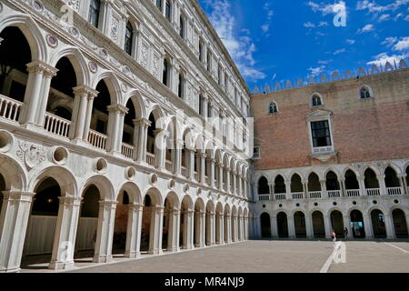 Cortile interno del Palazzo Ducale di Venezia, Italia. Costruita in stile gotico veneziano, il palazzo era la residenza del Doge di Venezia, la suprema autorità della ex Repubblica di Venezia. Foto Stock