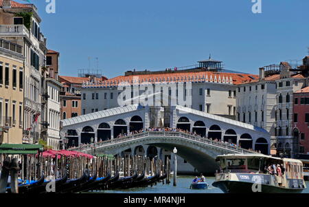 Il Ponte di Rialto (Ponte di Rialto), che attraversano il Canal Grande a Venezia, Italia. Esso è il più antico ponte sul canale ed era la linea di demarcazione per i quartieri di San Marco e San Polo. La presente il ponte di pietra, un singolo span progettata da Antonio da Ponte, è stato finalmente completato nel 1591. Foto Stock