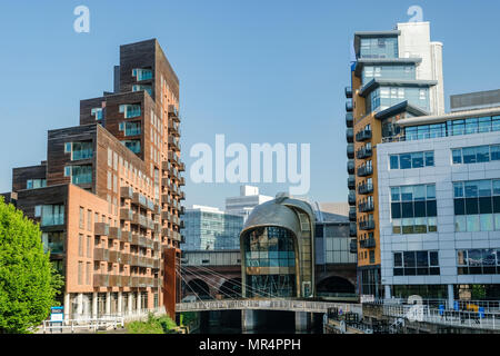 Stazione ferroviaria di Leeds, Nuova entrata Sud e moderno appartamento edifici dal fiume Aire. Foto Stock