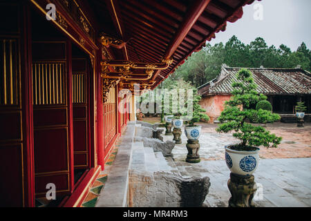 Tradizionale architettura Orientale e Decorativo alberi di bonsai in vasi, tonalità, Vietnam Foto Stock