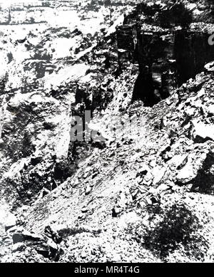 Fotografia delle lavorazioni presso la De Beers Diamond Mine fondata da Cecil Rhodes. Cecil Rhodes (1853-1902) un imprenditore britannico, mining magnate e politico in Sud Africa che ha servito come primo ministro della colonia del Capo dal 1890 al 1896. Datata del XIX secolo Foto Stock