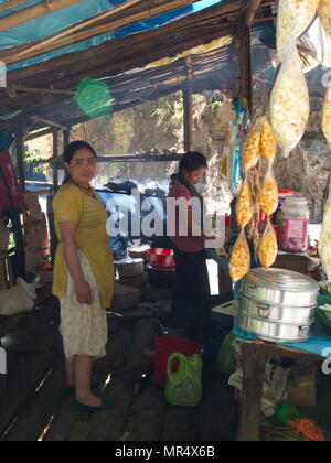 Il Sikkim-tibetano donna locale è la cottura nel villaggio, Gangtok città,il Sikkim India , 16 aprile 2013. Foto Stock