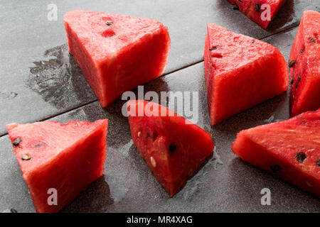 Fette di anguria sulla superficie grigia. Organici di frutta estiva. Foto Stock