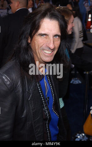 Alice Cooper arriva alla premiere di ' X2-X-Uomini uniti ' al Chinese Theatre di Los Angeles. Aprile 28, 2003.CooperAlice001 Red Carpet Event, verticale, STATI UNITI D'AMERICA, industria cinematografica, celebrità, fotografia, Bestof, arte cultura e intrattenimento, Topix celebrità moda / Verticale, meglio di, evento nella vita di Hollywood - California, moquette rossa e dietro le quinte, USA, industria cinematografica, celebrità, movie celebrità, personaggi televisivi, musica celebrità, fotografia, Bestof, arte cultura e intrattenimento, Topix, headshot, verticale, una persona, dall'anno , 2003, inchiesta tsuni@Gamma-USA.com Foto Stock
