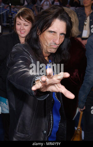 Alice Cooper arriva alla premiere di ' X2-X-Uomini uniti ' al Chinese Theatre di Los Angeles. Aprile 28, 2003.CooperAlice051 Red Carpet Event, verticale, STATI UNITI D'AMERICA, industria cinematografica, celebrità, fotografia, Bestof, arte cultura e intrattenimento, Topix celebrità moda / Verticale, meglio di, evento nella vita di Hollywood - California, moquette rossa e dietro le quinte, USA, industria cinematografica, celebrità, movie celebrità, personaggi televisivi, musica celebrità, fotografia, Bestof, arte cultura e intrattenimento, Topix, headshot, verticale, una persona, dall'anno , 2003, inchiesta tsuni@Gamma-USA.com Foto Stock