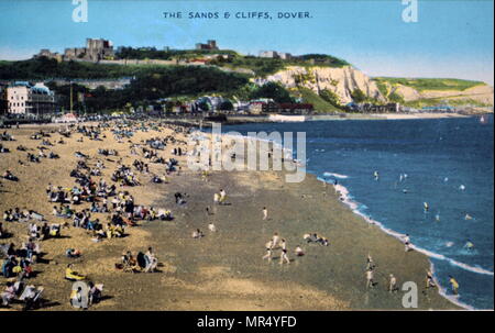 Colorate a mano fotografia di vacanzieri che si diverte sulla spiaggia di Dover, Kent. In data xx secolo Foto Stock