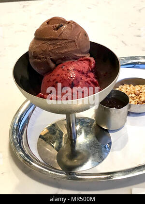 Cioccolato e ciliegia il gelato in metallo Vintage ciotola con vassoio d'argento. Organici dessert estivo. Foto Stock