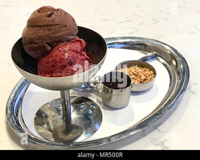 Cioccolato e ciliegia il gelato in metallo Vintage ciotola con vassoio d'argento. Organici dessert estivo. Foto Stock