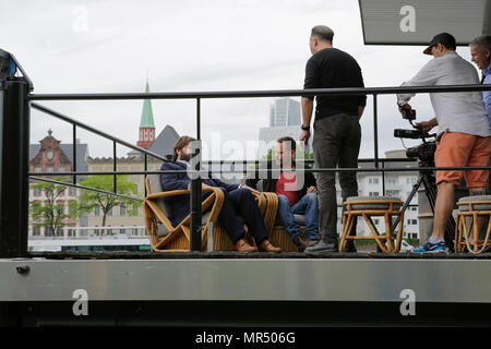 Attori Antoine Monot, Jr. (sinistra) e Wanja Mues (seconda a destra) dare un intervista in TV sulla terrazza del piano superiore della casa che è di proprietà di Mues' carattere Leo in TV show. 4 nuovi episodi di rilancio della lunga serie TV "Ein Fall fuer zwei" (un caso per due) sono state filmate a Francoforte per lo stato tedesco TV broadcaster ZDF (Zweites Deutsches Fernsehen). Esso stelle Antoine Monot, Jr. come difesa avvocato Benjamin 'Benni' Hornberg e Wanja Mues come investigatore privato Leo Oswald. Gli episodi sono diretti da Thomas Nennstiel. Gli episodi sono impostati per aria in ottobre. (Ph Foto Stock