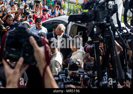 Putrajaya, Malaysia. Xxiv Maggio, 2018. Malaysia dell ex Primo Ministro Najib Razak arriva al malese commissione anticorruzione (MACC) ufficio in Putrajaya il 24 maggio 2018. Credito: Ady Abdull Ropha/Pacific Press/Alamy Live News Foto Stock