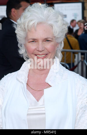 Fionnula Flanagan arrivando alla premiere di 'Divina segreti del Ya-Ya Sorellanza' al Westwood Village Theatre di Los Angeles. Giugno 3, 2002. FlanaganFionnula28 Red Carpet Event, verticale, STATI UNITI D'AMERICA, industria cinematografica, celebrità, fotografia, Bestof, arte cultura e intrattenimento, Topix celebrità moda / Verticale, meglio di, evento nella vita di Hollywood - California, moquette rossa e dietro le quinte, USA, industria cinematografica, celebrità, movie celebrità, personaggi televisivi, musica celebrità, fotografia, Bestof, arte cultura e intrattenimento, Topix, headshot, verticale, una persona, a partire dall'anno 2002, Foto Stock