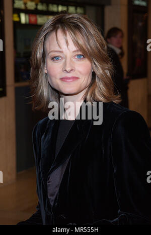 Jodie Foster arriva alla premiere di Panic Room al Loews Century Theatre di Los Angeles. Marzo 18, 2002. FosterJodie08 Red Carpet Event, verticale, STATI UNITI D'AMERICA, industria cinematografica, celebrità, fotografia, Bestof, arte cultura e intrattenimento, Topix celebrità moda / Verticale, meglio di, evento nella vita di Hollywood - California, moquette rossa e dietro le quinte, USA, industria cinematografica, celebrità, movie celebrità, personaggi televisivi, musica celebrità, fotografia, Bestof, arte cultura e intrattenimento, Topix, headshot, verticale, una persona, dall'anno , 2002, inchiesta tsuni@Gamma-USA.com Foto Stock