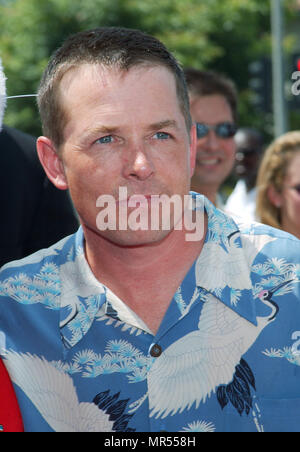 Michael J Fox arrivando alla premiere di Stuart Little 2 al Westwood Village Theatre di Los Angeles. Luglio 14, 2002. FoxMichaelJ03 Red Carpet Event, verticale, STATI UNITI D'AMERICA, industria cinematografica, celebrità, fotografia, Bestof, arte cultura e intrattenimento, Topix celebrità moda / Verticale, meglio di, evento nella vita di Hollywood - California, moquette rossa e dietro le quinte, USA, industria cinematografica, celebrità, movie celebrità, personaggi televisivi, musica celebrità, fotografia, Bestof, arte cultura e intrattenimento, Topix, headshot, verticale, una persona, dall'anno , 2002, inchiesta tsuni@Gamma-USA.com Foto Stock