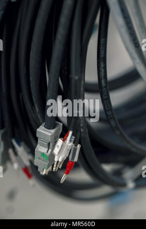 Industriali i cavi elettrici con connettori, close up Foto Stock