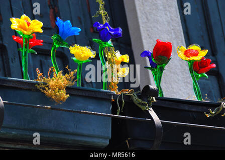 La laguna di Venezia, finestra con fiori in vetro di Murano. Murano è formata da una serie di isole collegate da ponti nella Laguna veneziana. Essa è famosa nel mondo per la lavorazione del vetro. Foto Stock