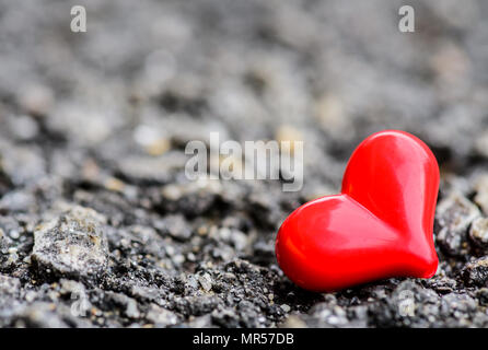 Abstrack cuore rosso su sfondo scuro. Amore, persona e concetto di San Valentino. Foto Stock