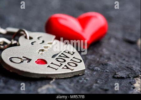 Abstrack cuore rosso e amore chiave catena su sfondo scuro. Amore, persona e concetto di San Valentino. Foto Stock