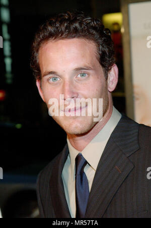 Cole Hauser arrivando al 'White Oleander' premiere al Chinese Theatre di Los Angeles. Ottobre 8, 2002. HauserCole42 Red Carpet Event, verticale, STATI UNITI D'AMERICA, industria cinematografica, celebrità, fotografia, Bestof, arte cultura e intrattenimento, Topix celebrità moda / Verticale, meglio di, evento nella vita di Hollywood - California, moquette rossa e dietro le quinte, USA, industria cinematografica, celebrità, movie celebrità, personaggi televisivi, musica celebrità, fotografia, Bestof, arte cultura e intrattenimento, Topix, headshot, verticale, una persona, dall'anno , 2002, inchiesta tsuni@Gamma-USA.com Foto Stock