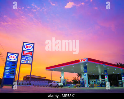 Krabi, Tailandia - 1 Settembre 2017: esso gas station. Esso stazioni di gas e di prodotti compresi benzina, gasolio, olio motore, carte regalo, le carte di credito Foto Stock