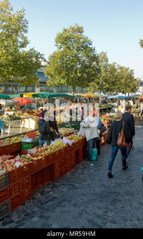 Rennes, Francia. Mercato del sabato mattina, 'GV vista generale degli stalli', sul display in Bretagna. Situato a. Marché des Lices piazza del municipio. Rennes quartiere vecchio, Brittany. Sabato 26/09/2009 © Peter SPURRIER, Foto Stock