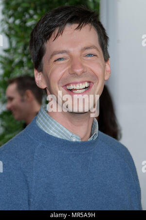Sean Hayes arrivando al ' Il dottor Seuss "il gatto nel cappello Premiere '   presso l'Anfiteatro universale a Los Angeles. Novembre 8, 2003.HayesSean78 Red Carpet Event, verticale, STATI UNITI D'AMERICA, industria cinematografica, celebrità, fotografia, Bestof, arte cultura e intrattenimento, Topix celebrità moda / Verticale, meglio di, evento nella vita di Hollywood - California, moquette rossa e dietro le quinte, USA, industria cinematografica, celebrità, movie celebrità, personaggi televisivi, musica celebrità, fotografia, Bestof, arte cultura e intrattenimento, Topix, headshot, verticale, una persona, dall'anno , 2003, inchiesta tsuni@Gamma-U Foto Stock