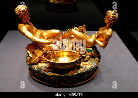 Fotografia del Cellini cantina di sale (Saliera), una parte-oro smaltato scultura da tavola, di Benvenuto Cellini. Esso è stato completato nel 1543 per Francesco I di Francia, dai modelli che era stata preparata molti anni prima per il cardinale Ippolito d'Este. Il Cellini Cantina sale raffigura una figura maschile che rappresenta il mare e una figura femminile che rappresenta la terra. Benvenuto Cellini (1500-1571) un orafo italiano, scultore, disegnatore, soldato, musicista e artista. Datata XVI Secolo Foto Stock