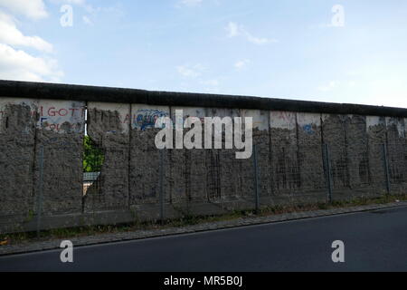 Fotografia che mostra alcuni dei graffiti sul muro di Berlino (Berliner Mauer). Il muro di Berlino che è stato custodito una barriera di cemento che divideva Berlino dal 1961 al 1989. Costruito dalla Repubblica democratica tedesca, la Germania Est) la parete completamente tagliata a Berlino Ovest dal circostante della Germania orientale e di Berlino Est fino a quando i funzionari del governo aperto nel novembre 1989. La sua demolizione è ufficialmente iniziato il 13 giugno 1990 ed è stato completato nel 1992. Recante la data del XXI secolo Foto Stock