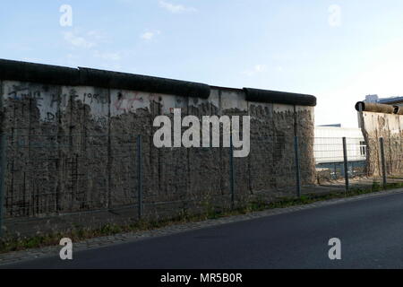 Fotografia che mostra alcuni dei graffiti sul muro di Berlino (Berliner Mauer). Il muro di Berlino che è stato custodito una barriera di cemento che divideva Berlino dal 1961 al 1989. Costruito dalla Repubblica democratica tedesca, la Germania Est) la parete completamente tagliata a Berlino Ovest dal circostante della Germania orientale e di Berlino Est fino a quando i funzionari del governo aperto nel novembre 1989. La sua demolizione è ufficialmente iniziato il 13 giugno 1990 ed è stato completato nel 1992. Recante la data del XXI secolo Foto Stock
