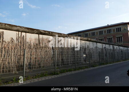 Fotografia che mostra alcuni dei graffiti sul muro di Berlino (Berliner Mauer). Il muro di Berlino che è stato custodito una barriera di cemento che divideva Berlino dal 1961 al 1989. Costruito dalla Repubblica democratica tedesca, la Germania Est) la parete completamente tagliata a Berlino Ovest dal circostante della Germania orientale e di Berlino Est fino a quando i funzionari del governo aperto nel novembre 1989. La sua demolizione è ufficialmente iniziato il 13 giugno 1990 ed è stato completato nel 1992. Recante la data del XXI secolo Foto Stock