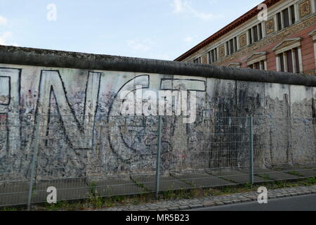 Fotografia che mostra alcuni dei graffiti sul muro di Berlino (Berliner Mauer). Il muro di Berlino che è stato custodito una barriera di cemento che divideva Berlino dal 1961 al 1989. Costruito dalla Repubblica democratica tedesca, la Germania Est) la parete completamente tagliata a Berlino Ovest dal circostante della Germania orientale e di Berlino Est fino a quando i funzionari del governo aperto nel novembre 1989. La sua demolizione è ufficialmente iniziato il 13 giugno 1990 ed è stato completato nel 1992. Recante la data del XXI secolo Foto Stock