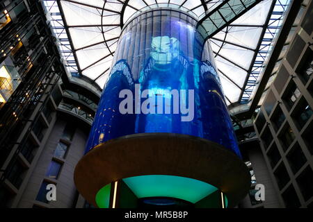 Fotografia della AquaDom a Berlino, Germania, è a 25 m (82 ft) alto cilindrico di vetro acrilico acquario con built-in ascensore trasparente. Si trova presso il Radisson Blu Hotel in Berlin-Mitte. Foto Stock