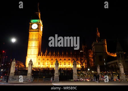 Fotografia che mostra i tributi poste al di fuori del Parlamento europeo a Londra, dopo il 22 marzo 2017, attacco terroristico. L'utente malintenzionato, 52-enne britannico Khalid Massud, guidato una vettura in pedoni sul marciapiede lungo il lato sud di Westminster Bridge e Bridge Street, ferendo più di 50 persone, quattro di loro fatali. Recante la data del XXI secolo Foto Stock