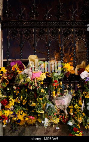 Fotografia che mostra i tributi poste al di fuori del Parlamento europeo a Londra, dopo il 22 marzo 2017, attacco terroristico. L'utente malintenzionato, 52-enne britannico Khalid Massud, guidato una vettura in pedoni sul marciapiede lungo il lato sud di Westminster Bridge e Bridge Street, ferendo più di 50 persone, quattro di loro fatali. Recante la data del XXI secolo Foto Stock