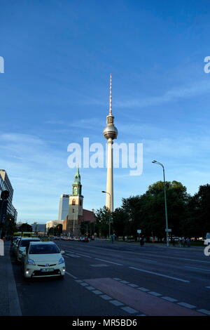 Fotografia che mostra la Fernsehturm (torre della televisione) nel centro di Berlino, Germania. Vicino a Alexanderplatz in Berlin-Mitte, la torre fu costruita tra il 1965 e il 1969 dal governo della Repubblica democratica tedesca (RDT). Esso era inteso come un simbolo sia del potere comunista e di Berlino. Recante la data del XXI secolo Foto Stock