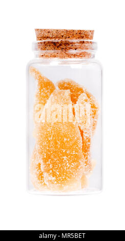 Fette di zenzero in un flacone di vetro con tappo di sughero, isolato su w Foto Stock