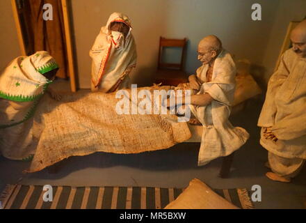 Fotografia di un modello di ricostruire il Mahatma Gandhi guarda la sua moglie Kasturba Gandhi muore nel 1944. Recante la data del XXI secolo Foto Stock