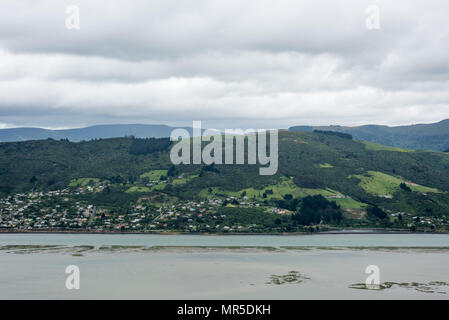 Dunedin, Otago, Nuova Zealand-December 12,2016: elevati vista sulla penisola di Otago con lussureggiante paesaggio di montagna e le nuvole in Dunedin, Nuova Zelanda Foto Stock