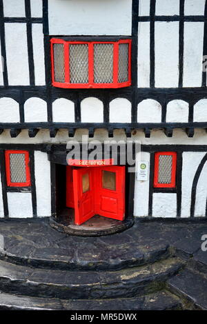 Edwardian mock Hotel di stile Tudor, nel modello di villaggio a Bekonscot, Buckinghamshire, Inghilterra, il più antico villaggio di modello nel mondo. Foto Stock