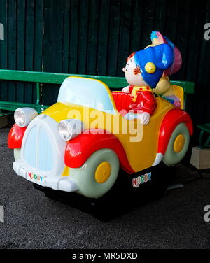 Fotografia di un Noddy auto. Noddy è un personaggio immaginario creato da inglese per bambini Enid autore Chelmsford, originariamente pubblicati tra il 1949 e il 1963. Noddy è stato illustrato dall'artista olandese Eelco Martinus dieci Harmsen van der Beek dal 1949 fino al 1953. La televisione mostra sulla base del carattere hanno eseguito sulla televisione britannica dal 1955 e continuano a essere visualizzati a questo giorno Foto Stock