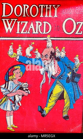 La copertina del libro di 'Dorothy e il Mago di Oz"; un American bambini del romanzo scritto dall autore L. Frank Baum" pubblicato per la prima volta nel 1900. Foto Stock
