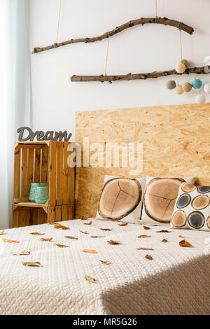 Luce camera da letto con letto doppio, DIY comodino e decorazioni di autunno Foto Stock