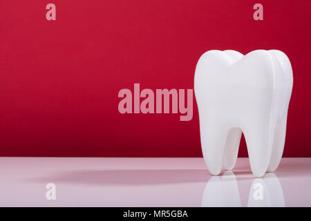 Orale sano dentale dente bianco su sfondo grigio Foto Stock