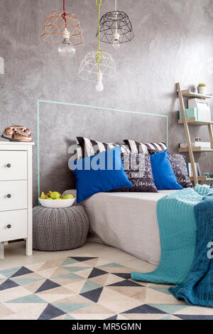 La camera da letto di colore grigio con moquette, elegante ciondolo lampada  e decorativi in gesso a parete Foto stock - Alamy