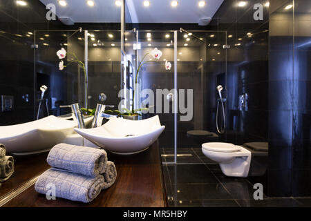 Nero bagno lussuoso con il ripiano del bancone lavabo e doccia Foto Stock