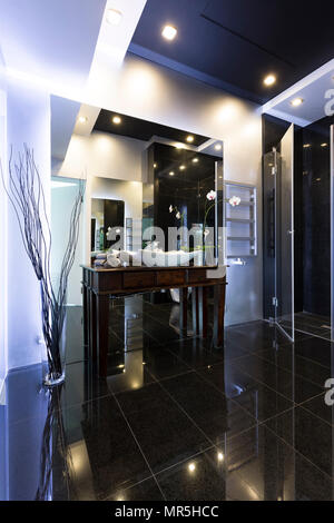 Elevata lucentezza bagno moderno con nero a pavimento e muro bianco Foto Stock