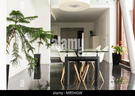 Aprire la sala da pranzo in bianco con moderni tavolo in vetro Foto Stock