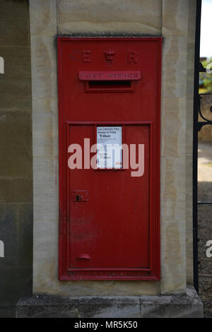 Un tradizionale pilastro rosso box eretto durante il regno del re Edward VII (1901 - 1910) impostato in una parete su st Giles, Oxford. Foto Stock